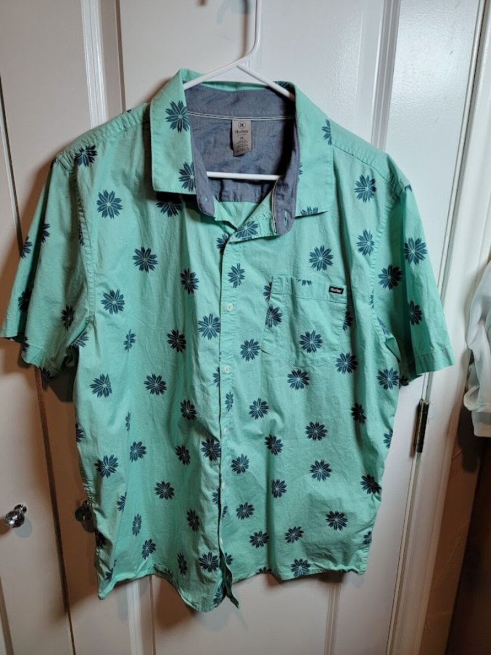 Hurley Men’s XL Mint Green Floral Short Sleeve Button Down Shirt Casual Surf